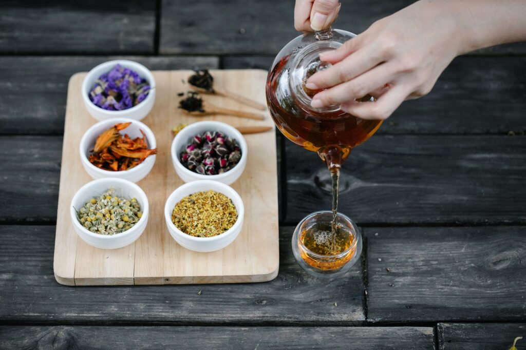 Sử dụng trà thảo dược đúng cách để đạt được lợi ích tối đa cho sức khoẻ - OnlyPlants VN